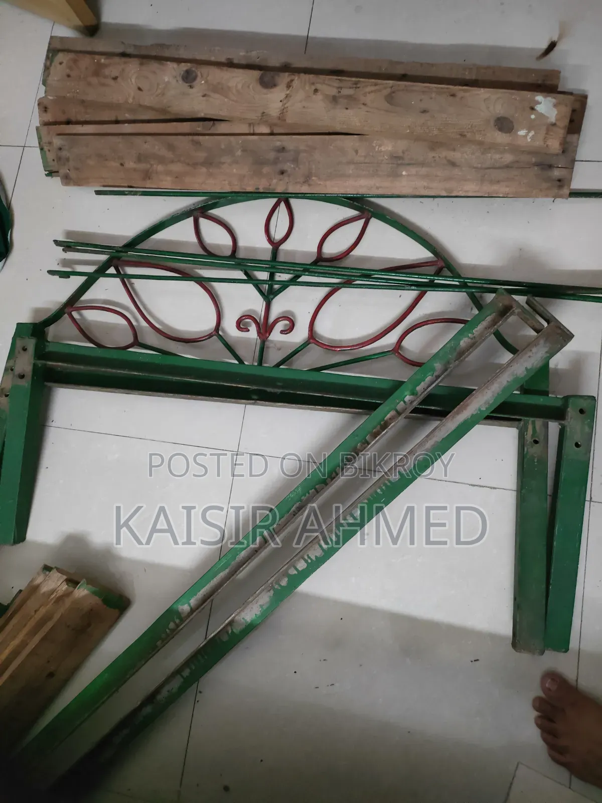 একটি লোহার খাট বিক্রি হবে মশারির স্ট্যান্ড সহ।