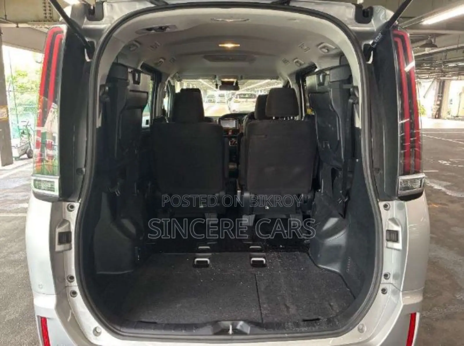 Toyota Noah 2021 Silver