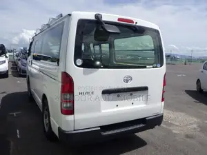 Toyota HiAce 2021 White
