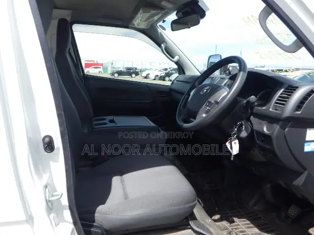 Toyota HiAce 2021 White