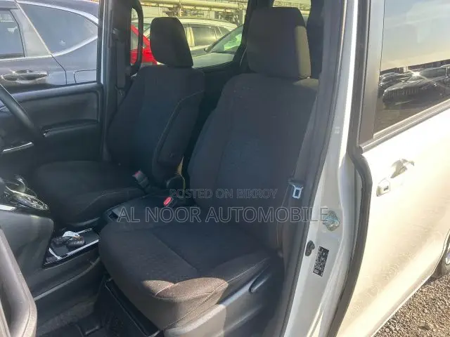 Toyota Noah 2021 Silver