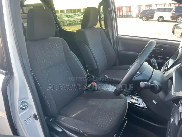 Toyota Noah 2021 Silver