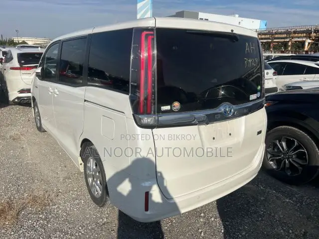 Toyota Noah 2021 Silver