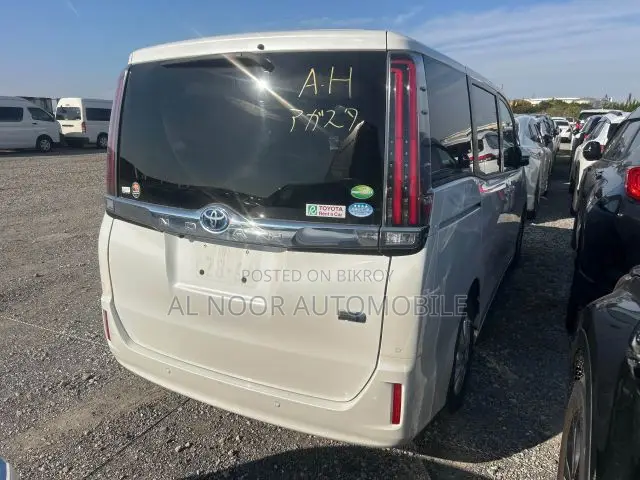 Toyota Noah 2021 Silver