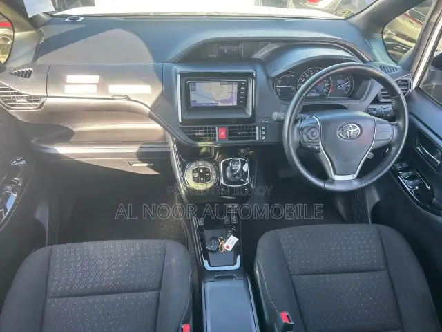 Toyota Noah 2021 Silver