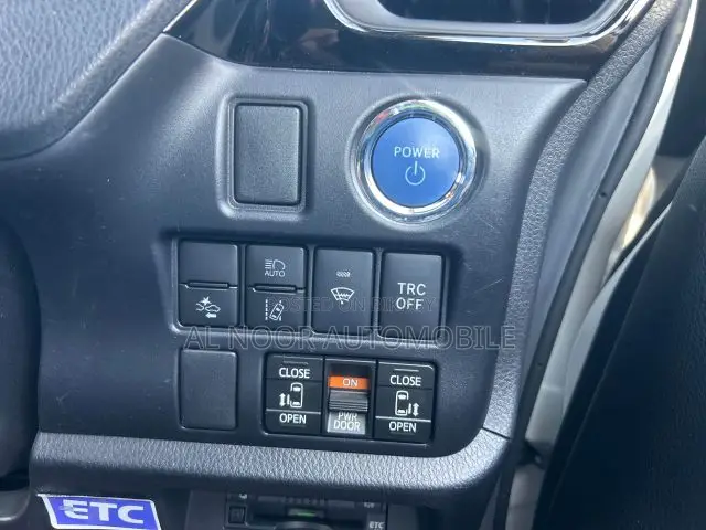 Toyota Noah 2021 Silver