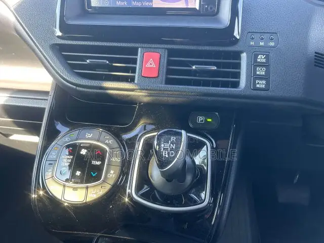 Toyota Noah 2021 Silver