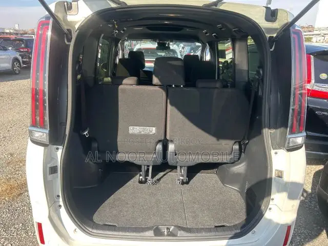 Toyota Noah 2021 Silver