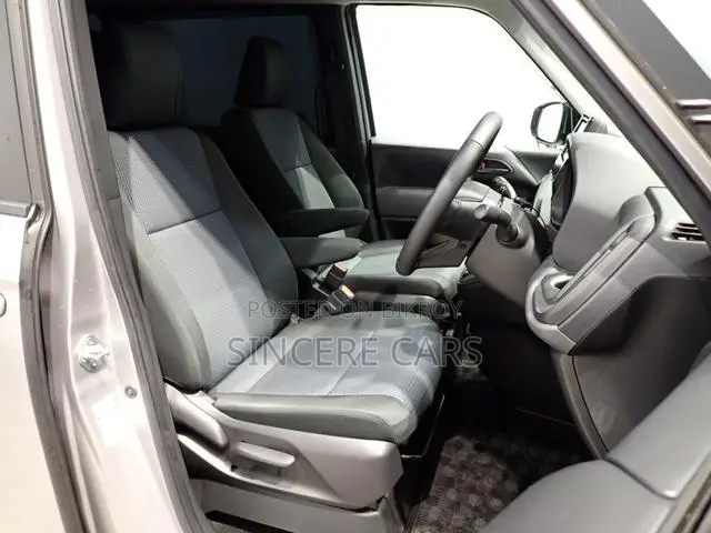 Toyota Noah 2022 Beige