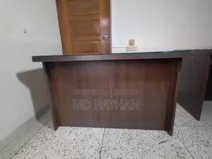অফিস টেবিল
