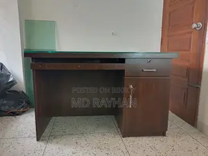 অফিস টেবিল