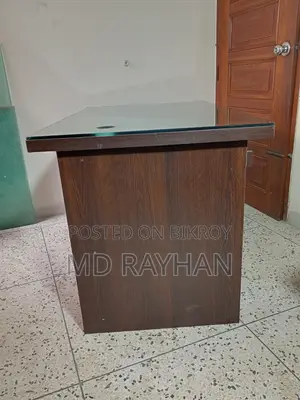 অফিস টেবিল