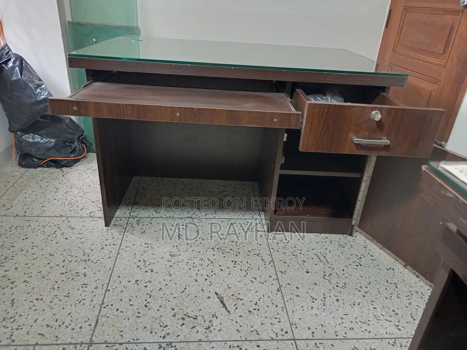 অফিস টেবিল