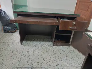 অফিস টেবিল