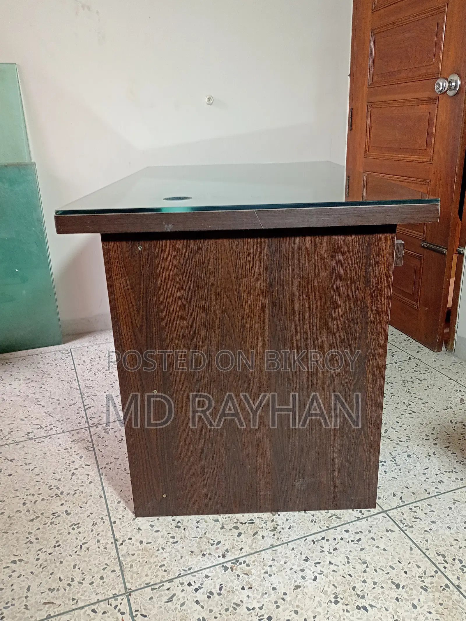 অফিস টেবিল
