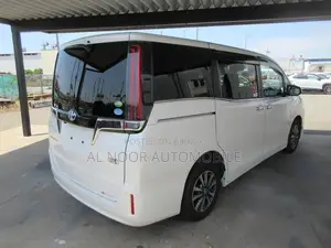 Toyota Esquire 2021 Pearl