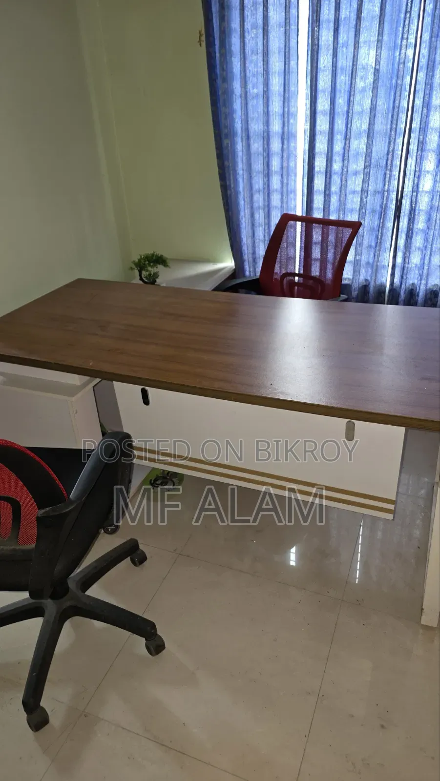 ডিরেক্টর টেবিল। এল শেপ