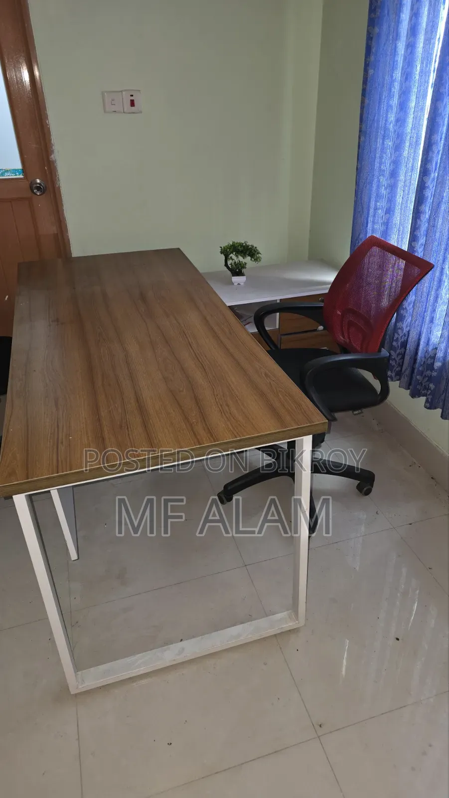 ডিরেক্টর টেবিল। এল শেপ