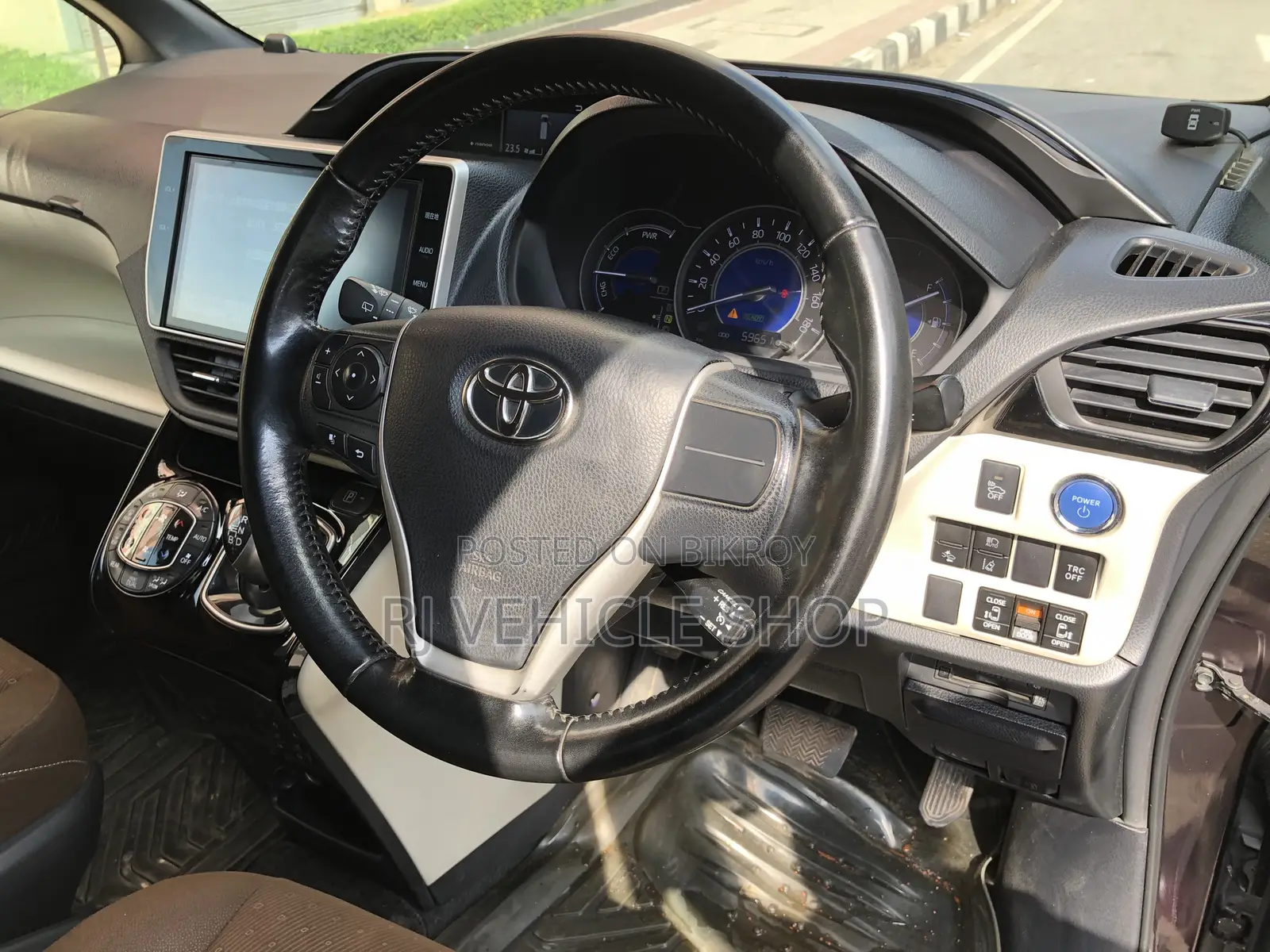 Toyota Noah 1.8 FWD Hybrid (7 seater) 2017 Maroon
