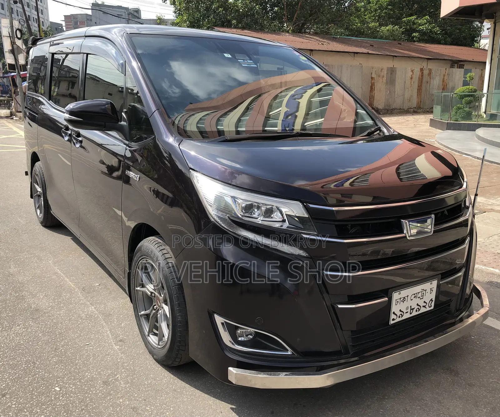 Toyota Noah 1.8 FWD Hybrid (7 seater) 2017 Maroon