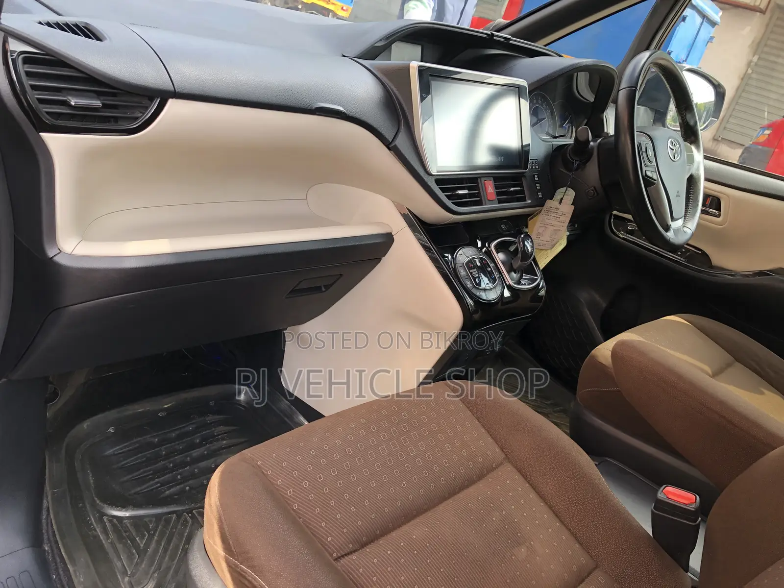 Toyota Noah 1.8 FWD Hybrid (7 seater) 2017 Maroon