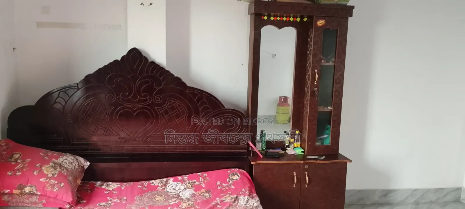 খাট এবং ড্রেসিং টেবিল
