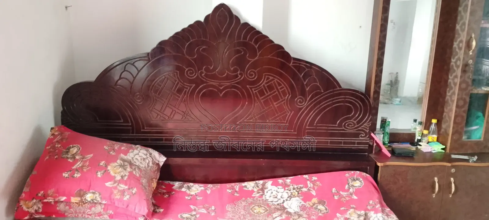 খাট এবং ড্রেসিং টেবিল
