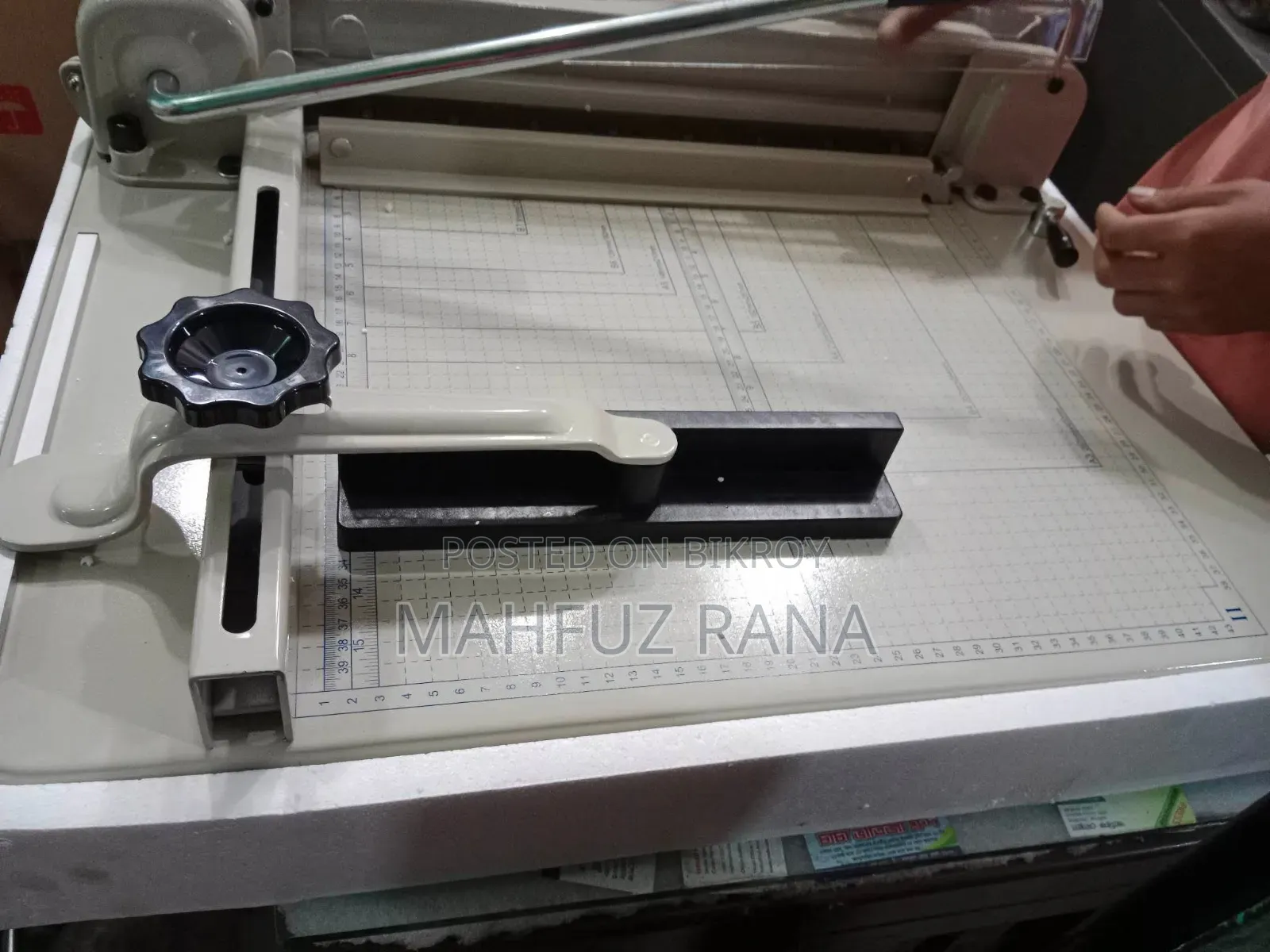 মডেল: এটি 868 Model-এর একটি "Precise And Thick Layer Paper Cutter"।