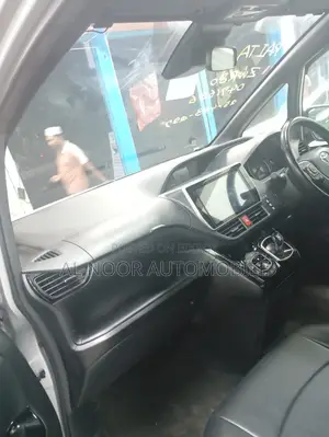 Toyota Noah 2021 Silver