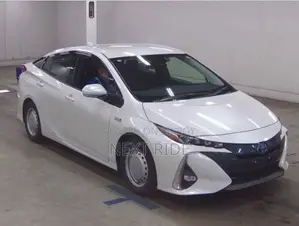 New Toyota Prius 2021 Pearl