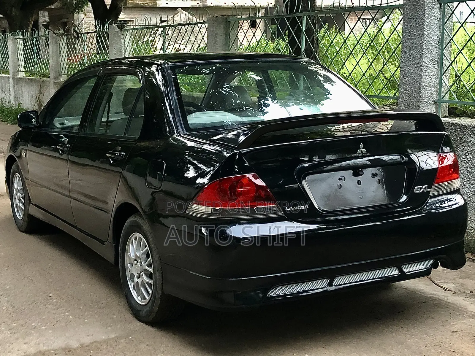 মিতসুবিশি ল্যান্সার ২০১১ কালো