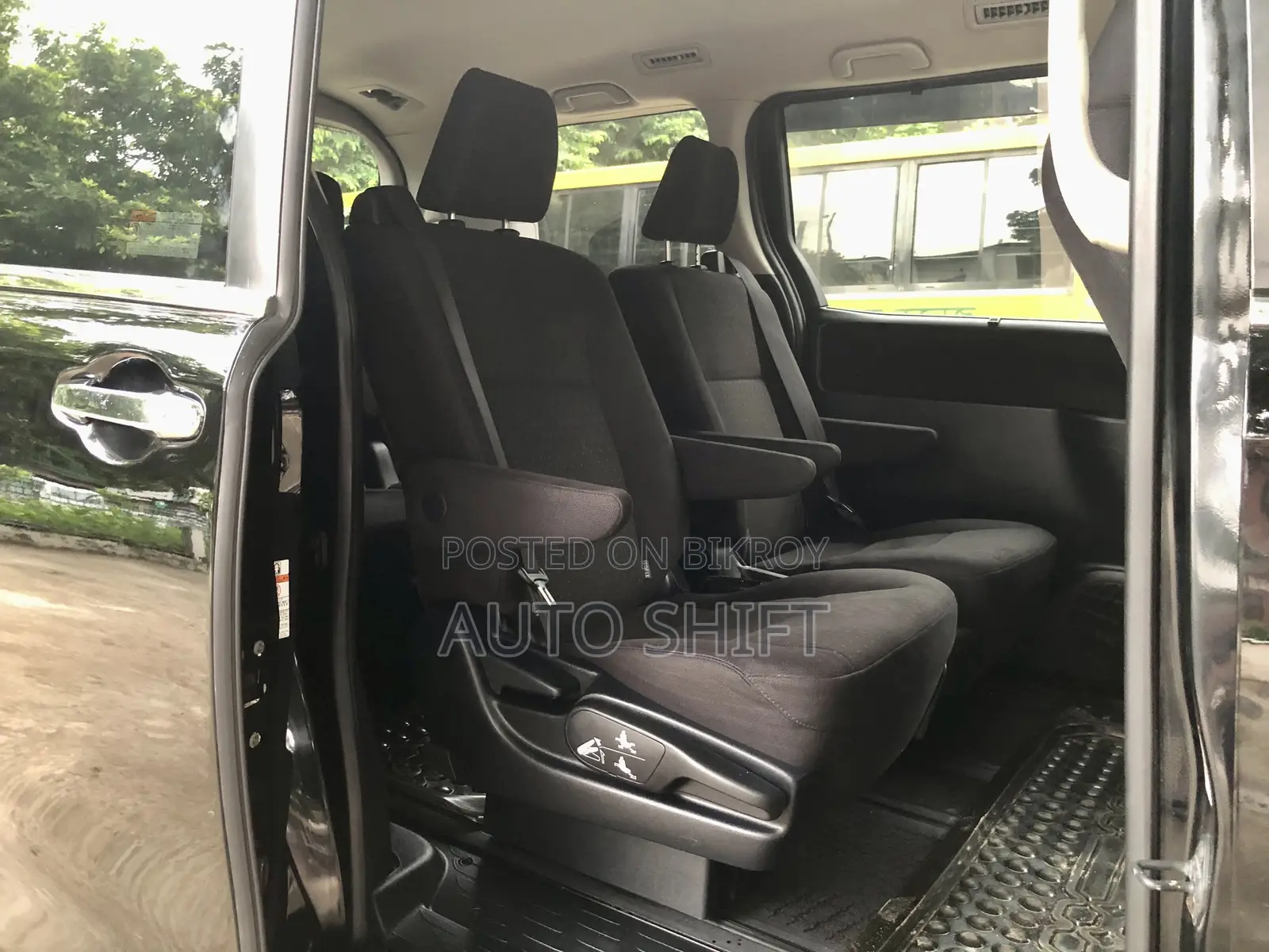 Toyota Esquire 1.8 Front Wheel Drive Hybrid (7 seater) 2016 Black