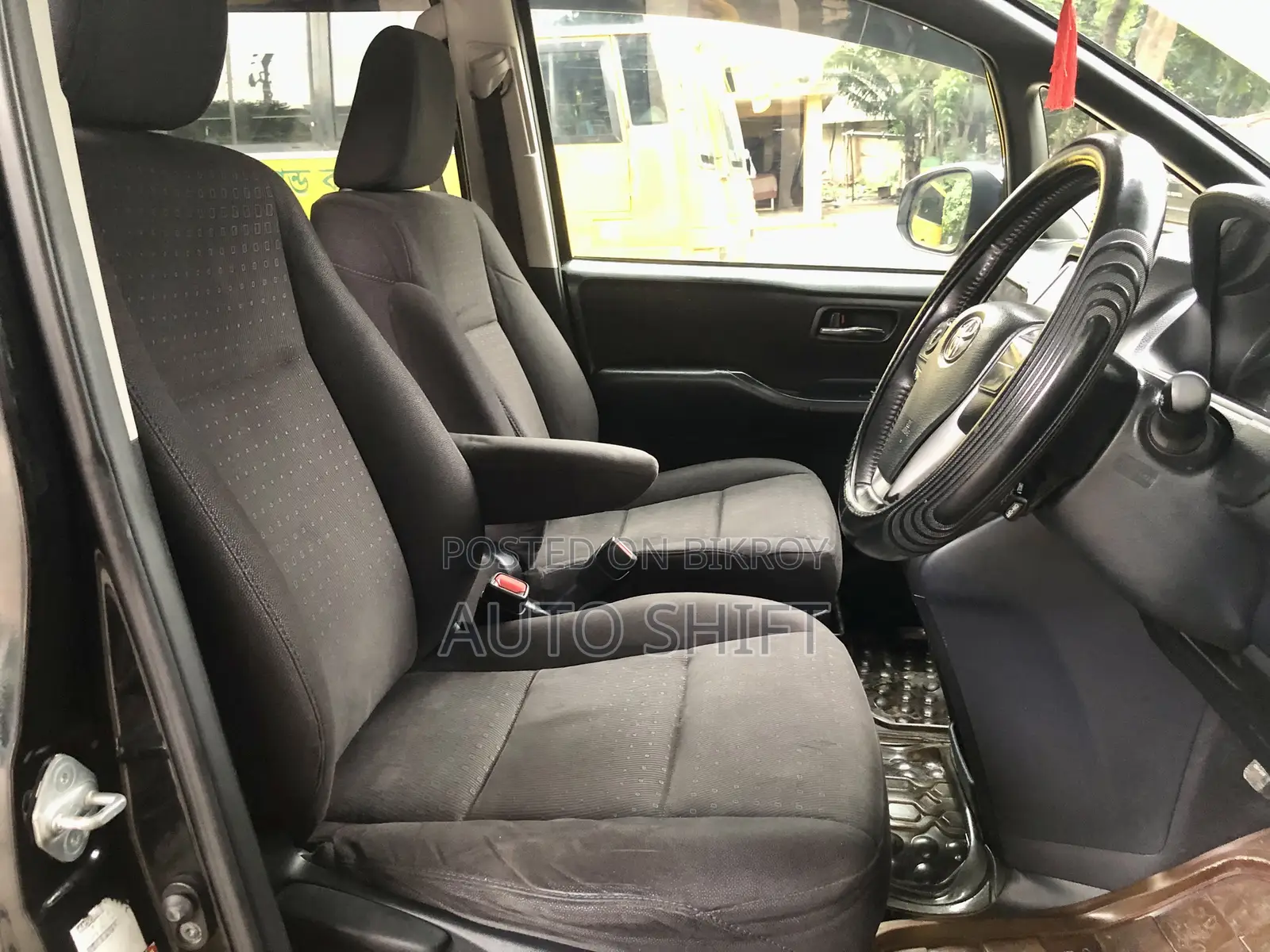 Toyota Esquire 1.8 Front Wheel Drive Hybrid (7 seater) 2016 Black