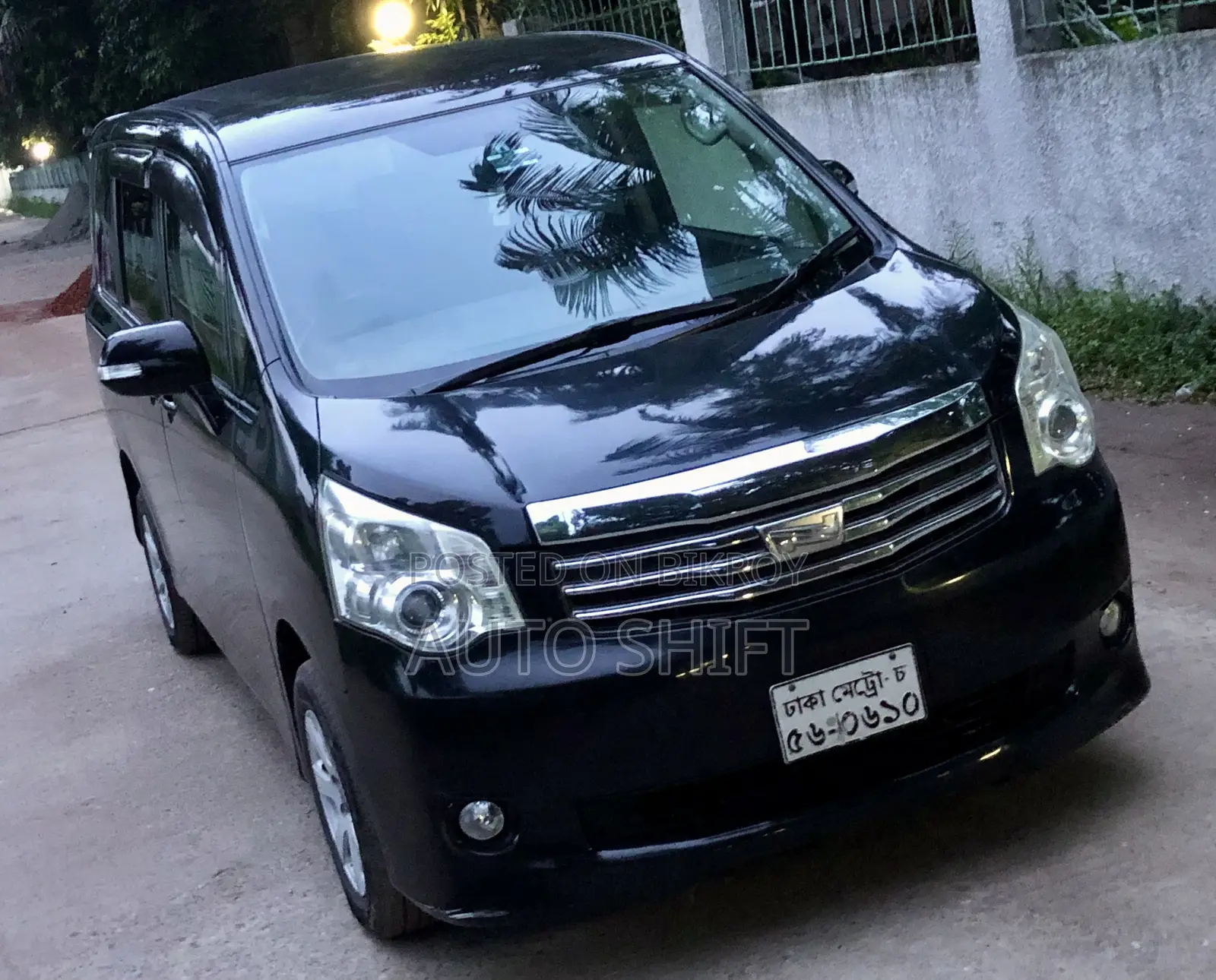 Toyota Noah 2010 Black