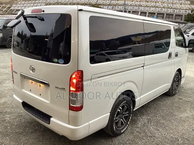 Toyota HiAce 2022