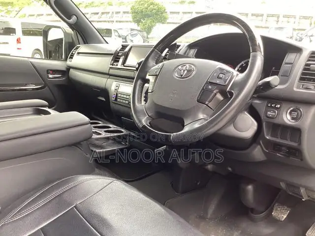 Toyota HiAce 2022