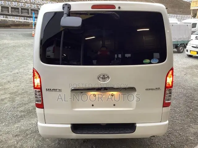 Toyota HiAce 2022