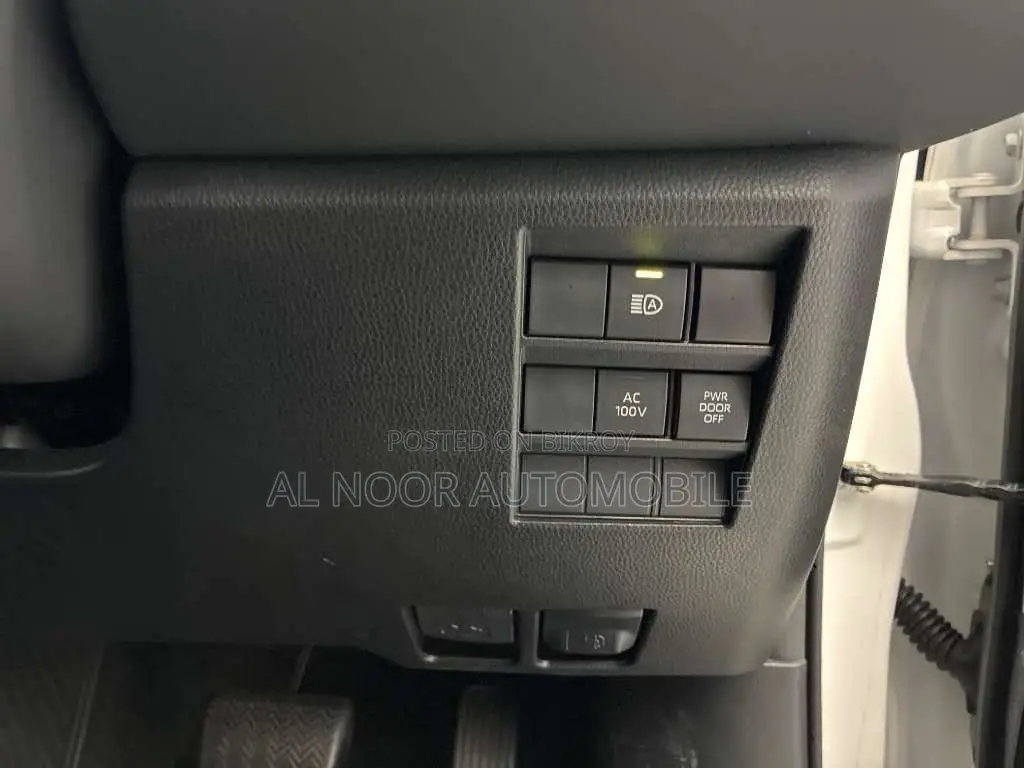 টয়োটা নোয়াহ ২০২২ সাদা