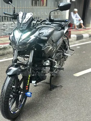 হিরো এক্সট্রিম ১২৫আর ২০২৫ কালো
