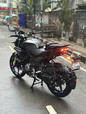 হিরো এক্সট্রিম ১২৫আর ২০২৫ কালো
