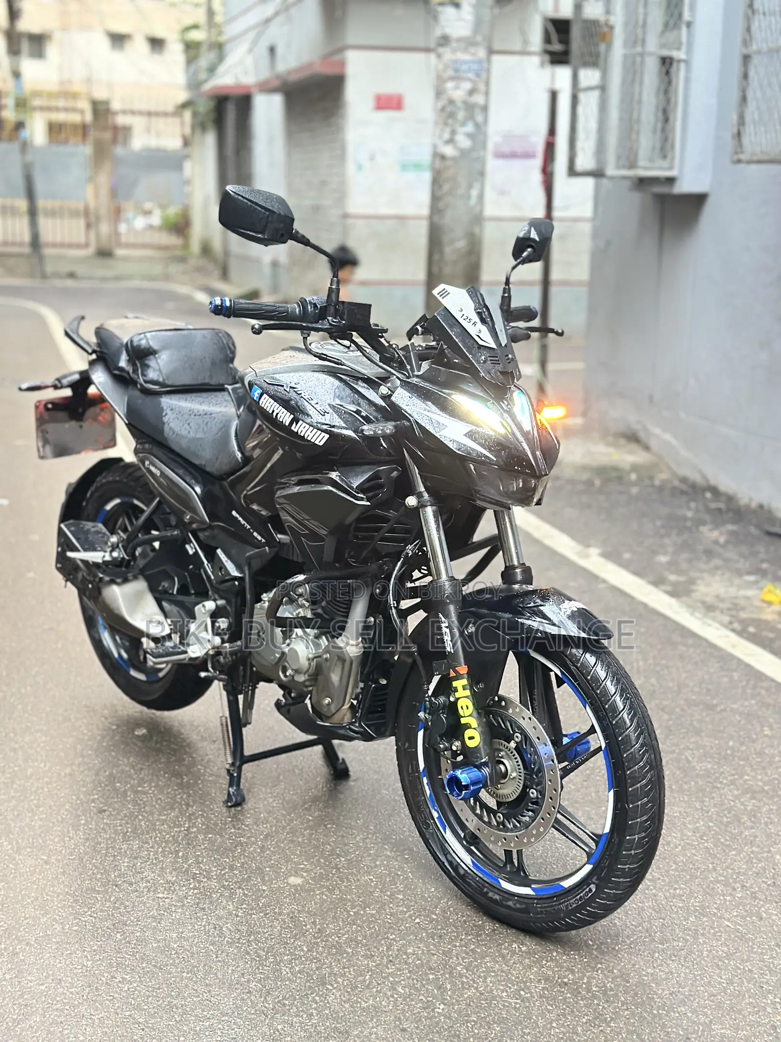 হিরো এক্সট্রিম ১২৫আর ২০২৫ কালো