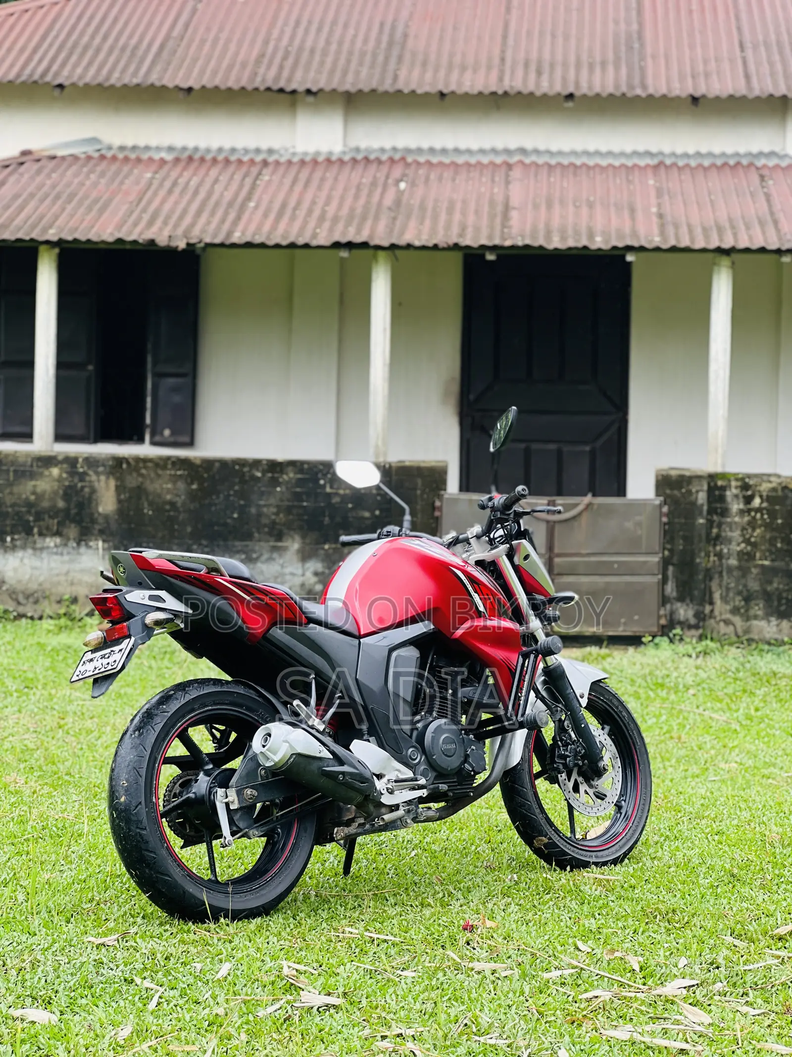 ইয়ামাহা এফজেড ২০১৮ লাল