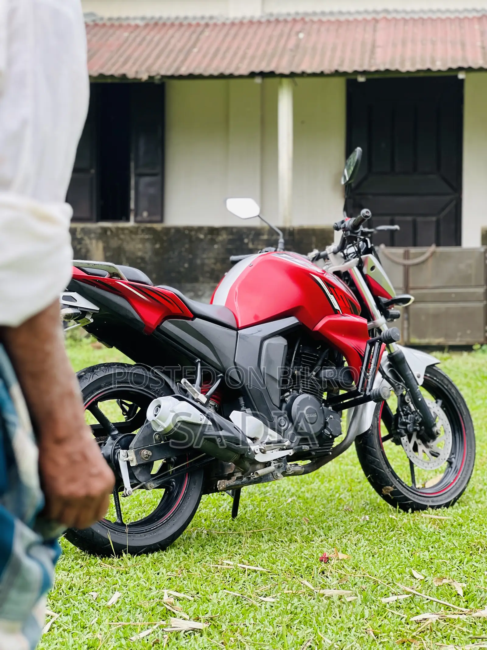 ইয়ামাহা এফজেড ২০১৮ লাল