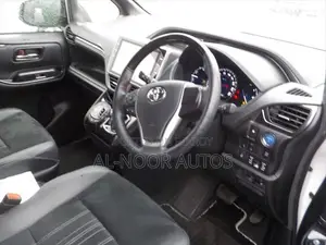 টয়োটা এস্কয়ার ২০২১ সাদা