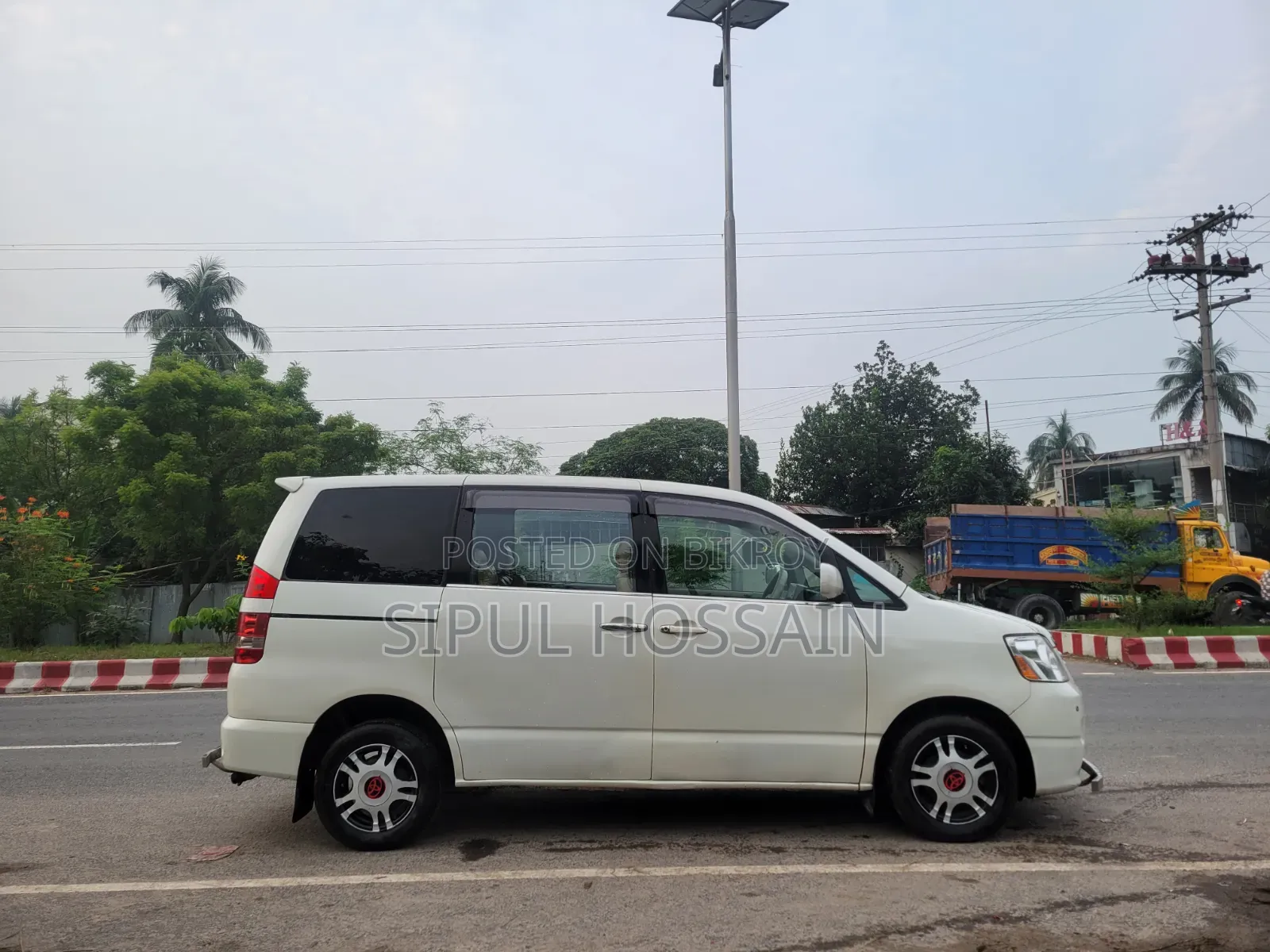 Toyota Noah 2002 White