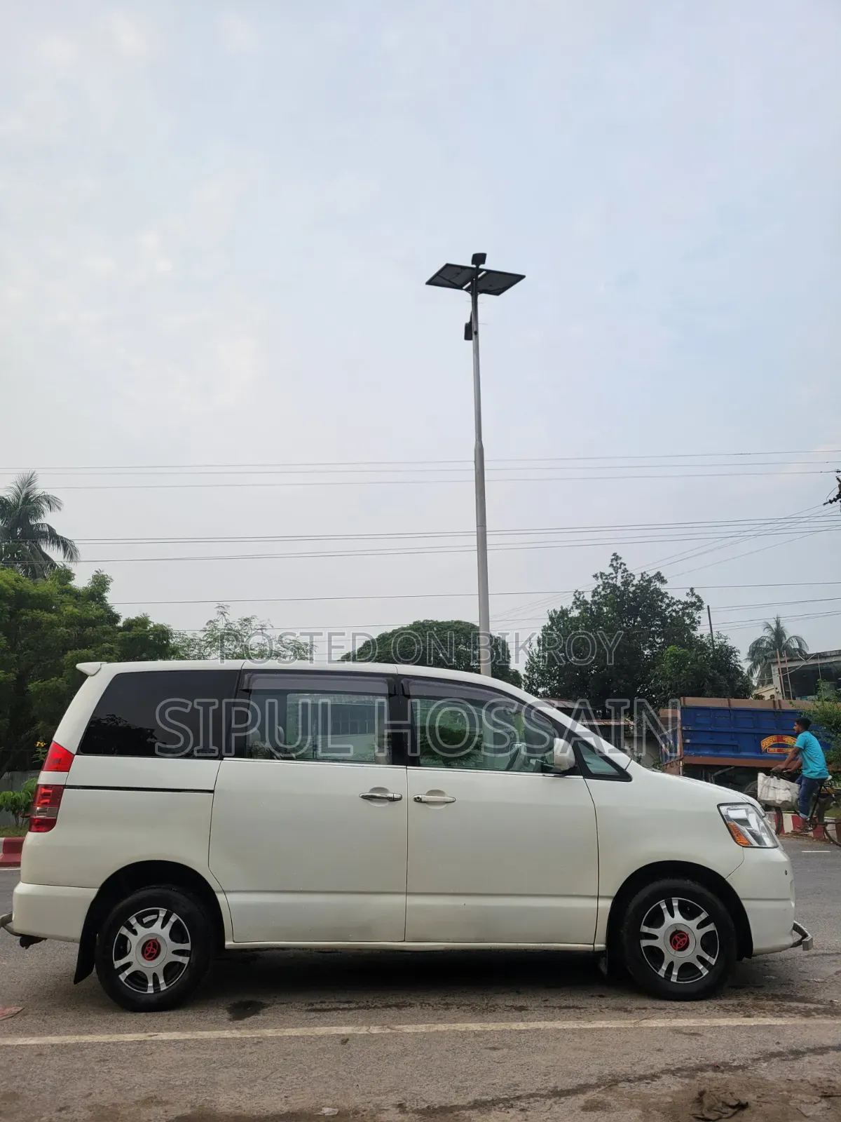 Toyota Noah 2002 White