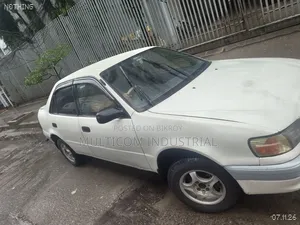 টয়োটা করোলা ১৯৯৬ সাদা