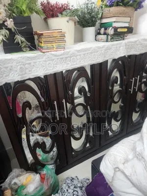 বেড ৫/৭ ফুট, দোলনা, আলমারি ৩ পাল্লা, শোকেস, ১ স্টাডি টেবিল, বুকশেলফ।