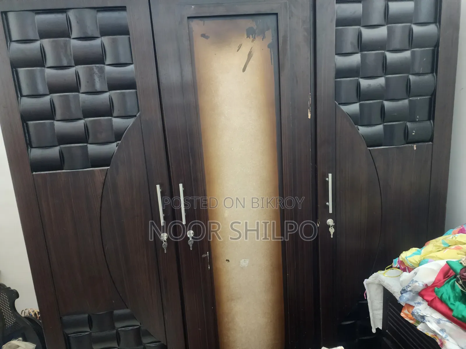 বেড ৫/৭ ফুট, দোলনা, আলমারি ৩ পাল্লা, শোকেস, ১ স্টাডি টেবিল, বুকশেলফ।
