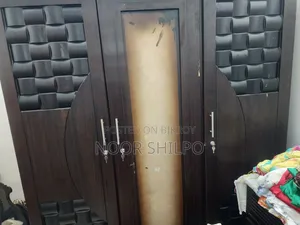 বেড ৫/৭ ফুট, দোলনা, আলমারি ৩ পাল্লা, শোকেস, ১ স্টাডি টেবিল, বুকশেলফ।